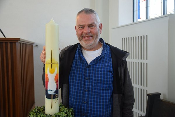Pastor Stephan Horstkotte mit der Osterkerze aus der Kirche Westerenger. - © Mareike Patock