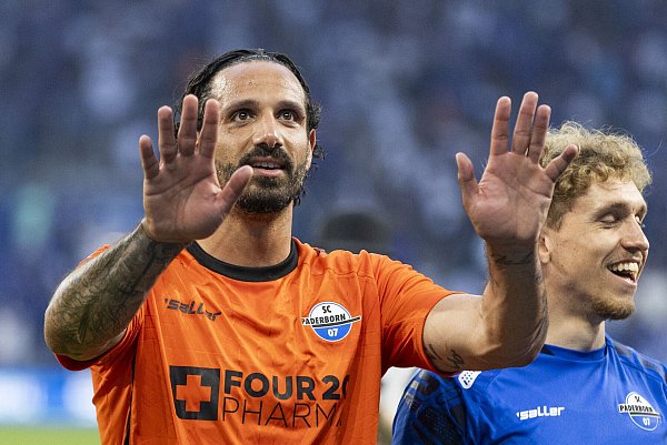 SCP-Stürmer Adriano Grimaldi ist auch nach Siegen schon mal durstig. - © picture alliance / BEAUTIFUL SPORTS