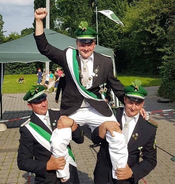 Hoch soll er leben: Daniel Knaup ist neuer Schützenkönig der St. Hubertus-Schützen in Upsprunge. - © Privat