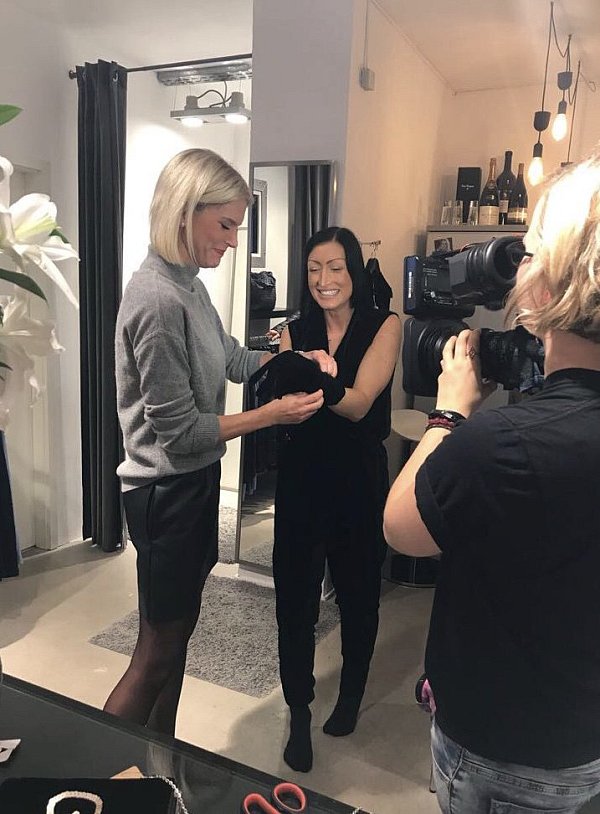 Beratung: Saskia Meyer hilft Maria Segatto. - © Privat