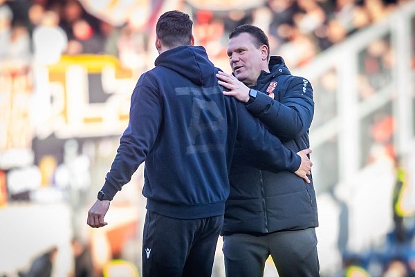RWE-Trainer Uwe Koschinat (r.) mit Arminia-Coach Mitch Kniat - © Sarah Jonek