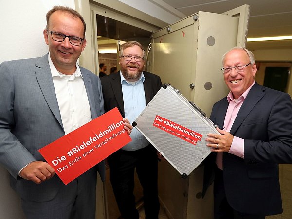 Die Wettpaten: Martin Knabenreich (v.l.), Achim Held und Pit Clausen
im ehemaligen Sparkassen-Tresor. - © Wolfgang Rudolf