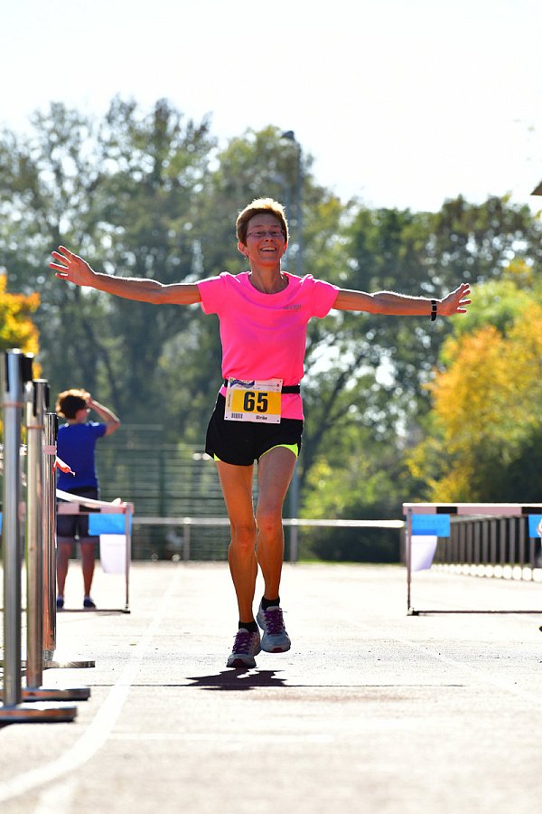 Siegt bei den Damen: Ulrike Koepe vom Lauftreff Elsen im Ziel im Ahorn Sportpark. - © Jan Braun