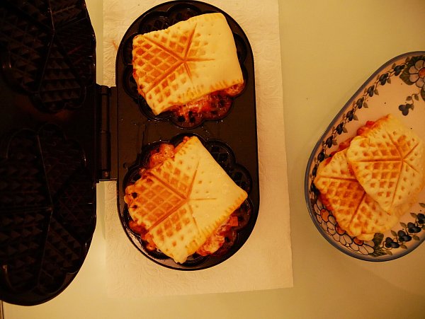 Die Pizzafüllung macht eine Sauerei, wenn man die Taschen nicht ordentlich verschließt. - © Jemima Wittig