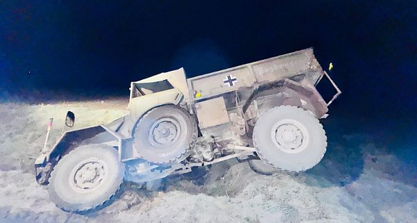 Ein ehemaliges Militärfahrzeug war an der B252 in Höhe Eichholz im Graben gelandet - und niemand da. - © FFW Steinheim