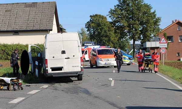 Endposition des verunfallten weißen Transporters. Einsatzkräfte begeben sich zur Unfallörtlichkeit. - © Polizei Minden-Lübbecke