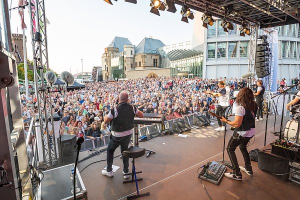 Ob beim Start, unterwegs auf der Strecke, an den Pausenstopps oder abends beim Sommer-Open-Air: Die Stimmung auf der NRW-Radtour war bestens.  - © Jens Naumann
