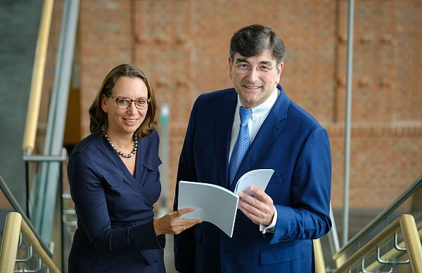 Finanzchefin Ute Gerbaulet, hier mit Albert Christmann, der nun von Carl Oetker abgelöst wird. - © Andreas Zobe