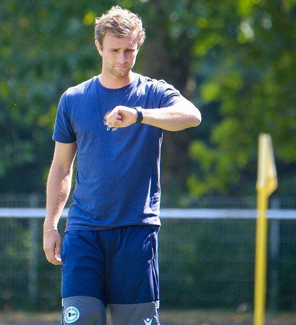 Für Arminias U19-Coach Marcel Drobe war das 1:1 eine zeitlich enge Sachen. - © az
