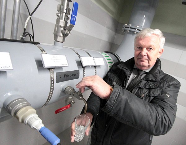 Entnimmt eine Probe: Wassermeister Hans-Josef Haase zapft ein Glas aufbereitetes Wasser. - © Marco Schreiber