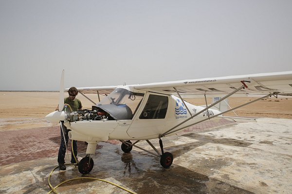 Regelmäßig muss Ruben Neugebauer den roten Staub von dem Ultraleichtflugzeug waschen, da dieser sich in Sekunden bis in die kleinste Fuge setzt. - © Bastian Schlange