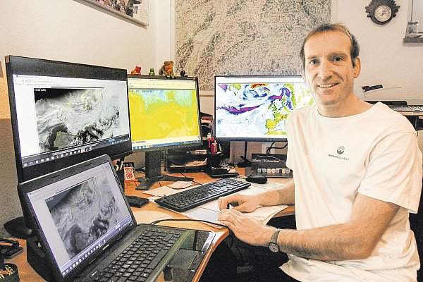 Wertet Klimamodelle am Computer aus: Der Lübbecker Meteorologe Friedrich Föst am heimischen Arbeitsplatz. archivfoto: Jan Ahlers - © Jan Ahlers
