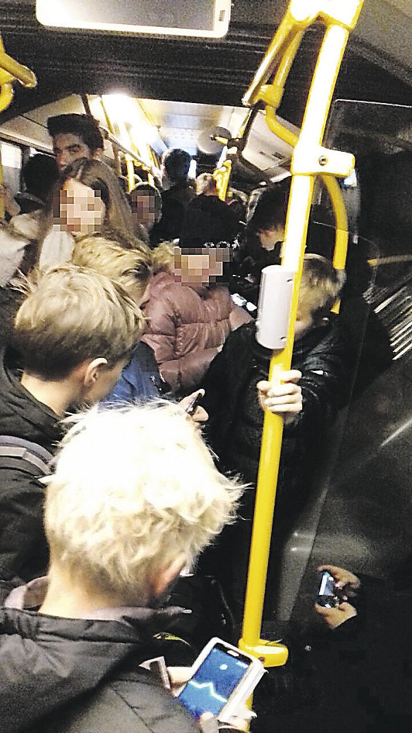Nicht jeder Schüler findet einen sicheren Halt: Im Linienbus S 85 von Lichtenau nach Paderborn drängen frühmorgens als Letzte die Lichtenauer und Dörenhagener in das Fahrzeug - und müssen Schulter an Schulter stehen. - © Aurelia Koch