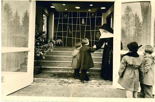 Im Jahr 1956: Eine Schwester bei der morgendlichen Begrüßung der Kinder. - © Kita Brede
