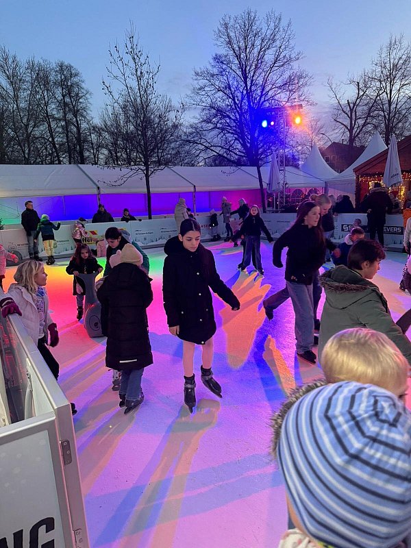 Die Eisbahn erfreut sich bei „Wiedenbrück on ice“ großer Beliebtheit. Weil sie statt einer echten Eisfläche mit einem synthetischen Belag ausgestattet ist, wird viel Strom und Wasser gespart. - © Privat