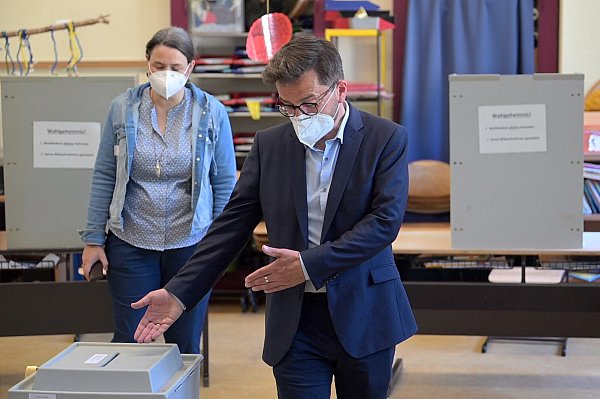 Thomas Kutschaty (SPD), Spitzenkandidat für das Amt des Ministerpräsidenten in Nordrhein-Westfalen, und seine Ehefrau Christina Kutschaty geben ihre Stimme ab. - © dpa