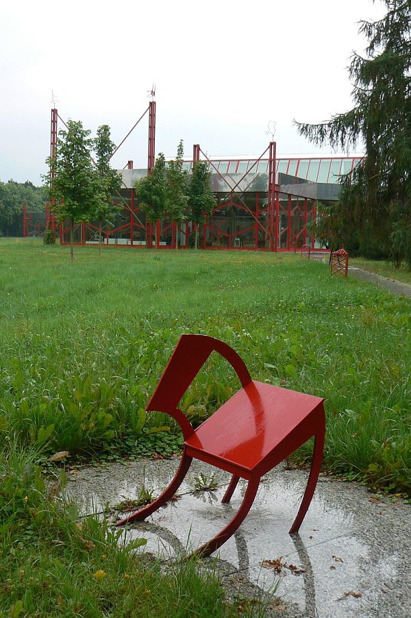 Geladene Leere: Stefan Wewerkas Classroom Chair. - © Christine Longere