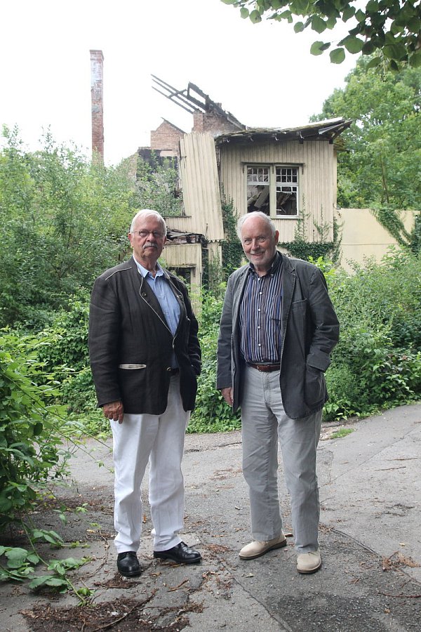 Grundstück mit Ruine: Die Investoren Hans-Jochen Lott (l.) und Manfred Hecker wollen das alte Felsenkeller-Gelände im zweiten Anlauf ersteigern und dort Wohnhäuser bauen. Foto: Nicole Hille-Priebe - © Nicole Hille-Priebe