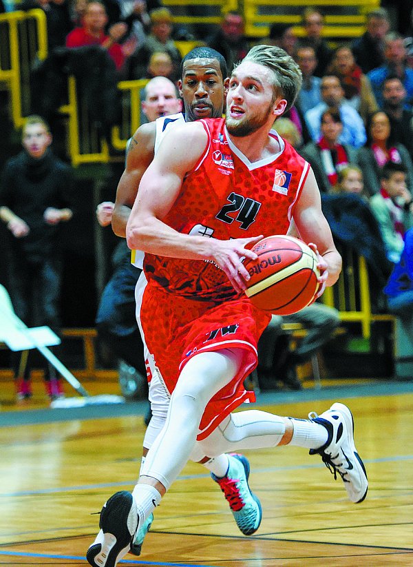 Den Ball im Griff und den Korb im Blick: Paderborns Matt Vest hebt gleich zum Korbleger ab. In seinen 13 Partien für die Baskets erzielte der US-Amerikaner bislang 143 Punkte. - © Marc Köppelmann