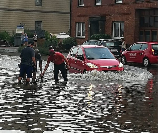 Zwischenzeitlich konnten die Gullys die Regenmassen nicht mehr aufnehmen. - © Florian Dickgreber