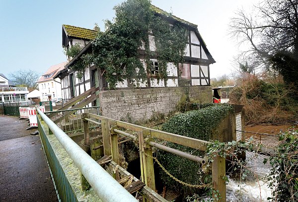 Das Gelände der alten Mühle in Verl im Kreis Gütersloh ist aktuell mit einem Bauzaun gesichert. - © Andreas Frücht