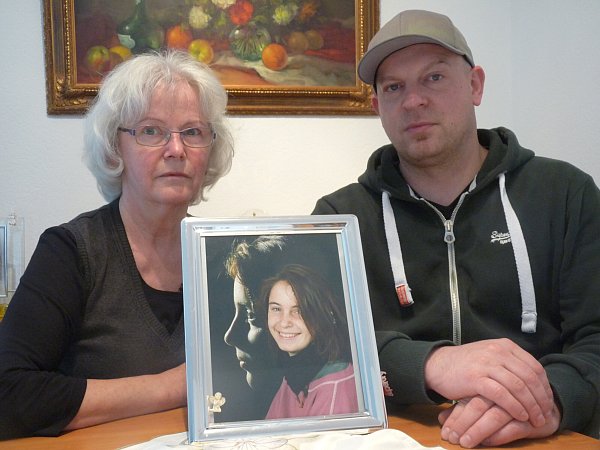 Anka und Andreas Zimmermann, die Mutter und der Bruder von Sandra. - © Hanna Irabi