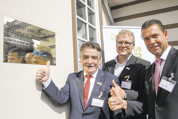 Daumen hoch: Verkehrsminister Michael Groschek (SPD, v. l.), Dirk Flege (Allianz Pro Schiene) und Bürgermeister Carsten Torke freuen sich über die Auszeichnung Bahnhof des Jahres. - © Madita Schellenberg
