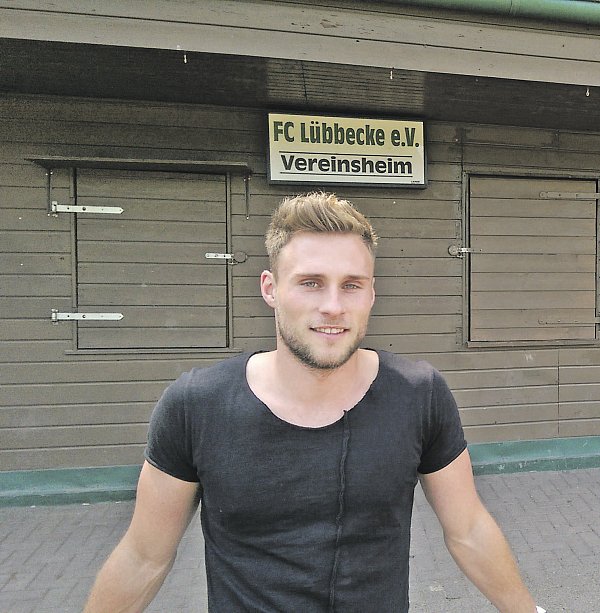 Dort hat alles begonnen: Max Wegner vor dem Vereinsheim des FC Lübbecke an der Obernfelder Allee. - © Michael Meier