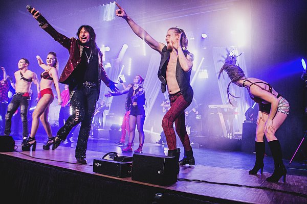 Großes Finale: Am Ende der Show rockten Artisten, Sänger und Band zusammen die Bühne. - © Patricia Speith