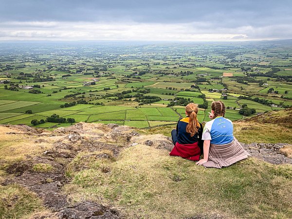 Grün, soweit das Auge reicht: Der Weg auf den Slemish Mountain ist unbeschildert, der Ausblick dafür atemberaubend. - © Gresshöner