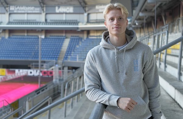 SCP-Spieler Anton Bäuerle trägt hier einen Hoodie aus dem SCP07-Shop, der die Nachhaltigkeitskriterien erfüllt. - © SC Paderborn 07