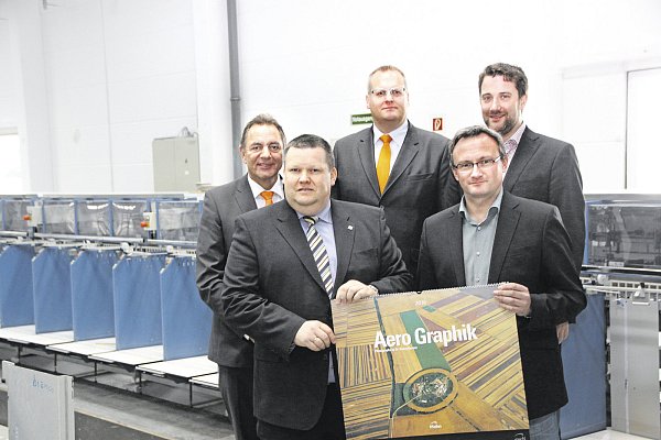 Umzug: Geschäftsführer Ralf Kunz, Produktionsleiter Ralf-Peter Harraß (vorn v. l.), Karl-Otto Cord (hinten v. l., Geno-Immobilien) und Daniel Reckersdrees (Volksbank) halfen bei der Verlagerung nach Herzebrock, wo sich Bürgermeister Marco Diethelm über die neue Firma freut. - © Rolf Birkholz