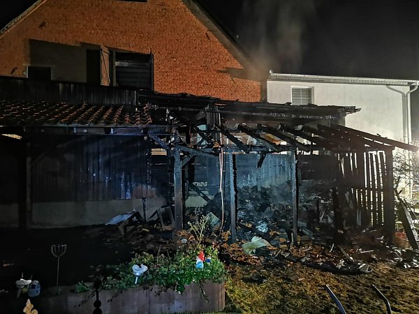 Beim Brand einer Gartenhütte wurden nach Angaben der Feuerwehr Borgentreich vier Menschen verletzt. - © Feuerwehr Borgentreich