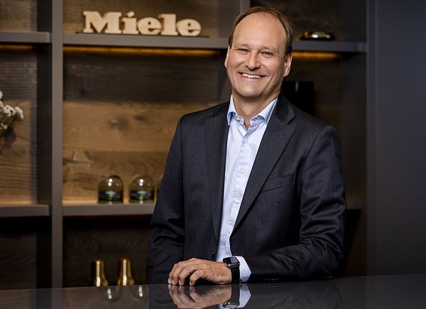 Markus Miele äußerte sich während der Feierlichkeiten für die Geschäftsleitung. | - © Miele