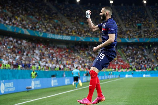 Frankreichs Karim Benzema bejubelt sein Tor zum 2:1. - © Robert Ghement/Pool EPA/dpa