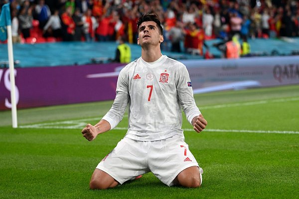 Alvaro Morata sorgte für den Ausgleich und brachte Spanien in die Verlängerung. - © Laurence Griffiths/Pool Getty/AP/dpa