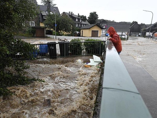 Durch den starken Regenfall war die Wupper zum reißenden Gewässer geworden. - © Foto: Roberto Pfeil/dpa