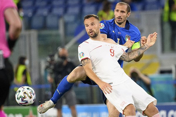 Haris Seferovic (l) aus der Schweiz und Giorgio Chiellini aus Italien kämpfen um den Ball. - © Jean-Christophe Bott/KEYSTONE/dpa