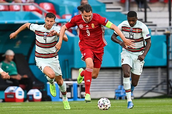 Der Ungarn Adam Szalai (M.) setzt sich gegen die Portugiesen Ruben Dias (l) und William Carvalho durch. - © Robert Michael/dpa-Zentralbild/dpa