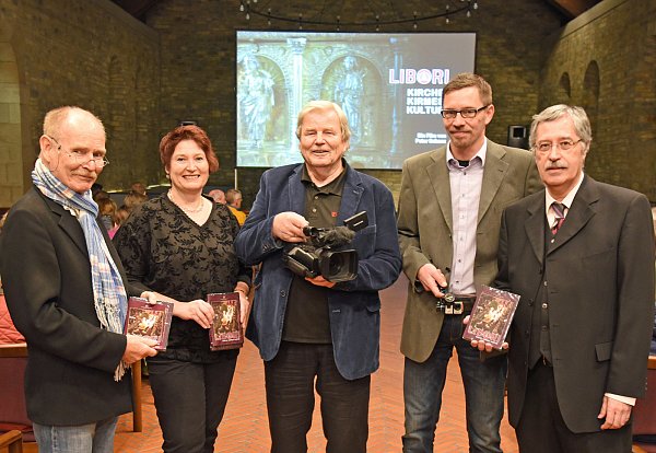 Premierengäste: Dave Lubek, Anke Schanz, Peter Schanz, Sven Küsters und Ägidius Engel in der Kaiserpfalz. - © pdp