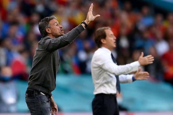 Gestenreich: Spanien-Coach Luis Enrique (vorne) und sein italienischer Kollege Roberto Mancini. - © Laurence Griffiths/Pool Getty/AP/dpa