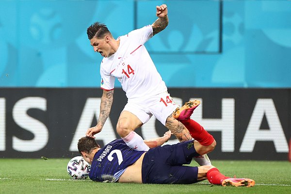 Frankreichs Benjamin Pavard (unten) foult den Schweizer Steven Zuber. - © Marko Djurica/Pool Reuters/dpa