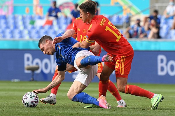 Der Waliser Ethan Ampadu (r) bringt mit einem Teamkameraden Italiens Jorginho zu Fall. - © Alberto Lingria/POOL Reuters/dpa