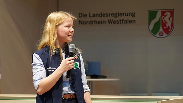Auch am Mikrofon: Anna Linnemann ist derzeit in Berlin auf der Grünen Woche. - © WLV