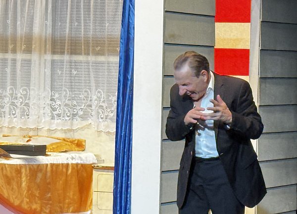 In der Bielefelder Komödie zu sehen: Richy Müller als Autist Raymond Babbitt in "Rain Man". - © Heimo Stefula