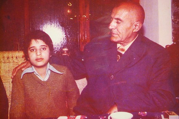 Kindheitserinnerungen: Malalai Ansari als Elfjährige zusammen mit ihrem Vater. - © Privat