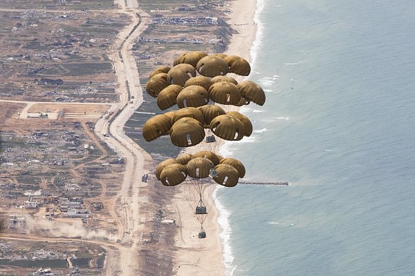 Ein Transportflugzeug der deutschen Luftwaffe wirft mehr als vier Tonnen Nahrung auf vier Paletten an Fallschirmen über dem Gazastreifen ab. - © picture alliance/dpa/Bundeswehr