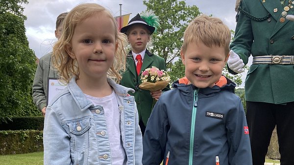 Das Dringenberger Kinderkönigspaar: Lian Brödling und Hanne Fleckner. - © Schützen Dringenberg