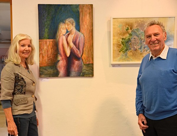 Künstlerin Doris Dümpe und der Vorsitzende des Künstlerforums Herford, Hans Joachim Schrauwen, vor der "Tanzserie" mit den Titeln "Tango"und "Drachentanz". - © Künstlerforum
