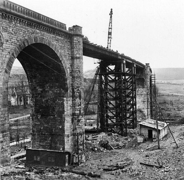 Das Viadukt wurde notdürftig wieder befahrbar gemacht. Die Lücke wurde mit Stahlkonstruktionen geschlossen. - © Archiv Rudolf Koch